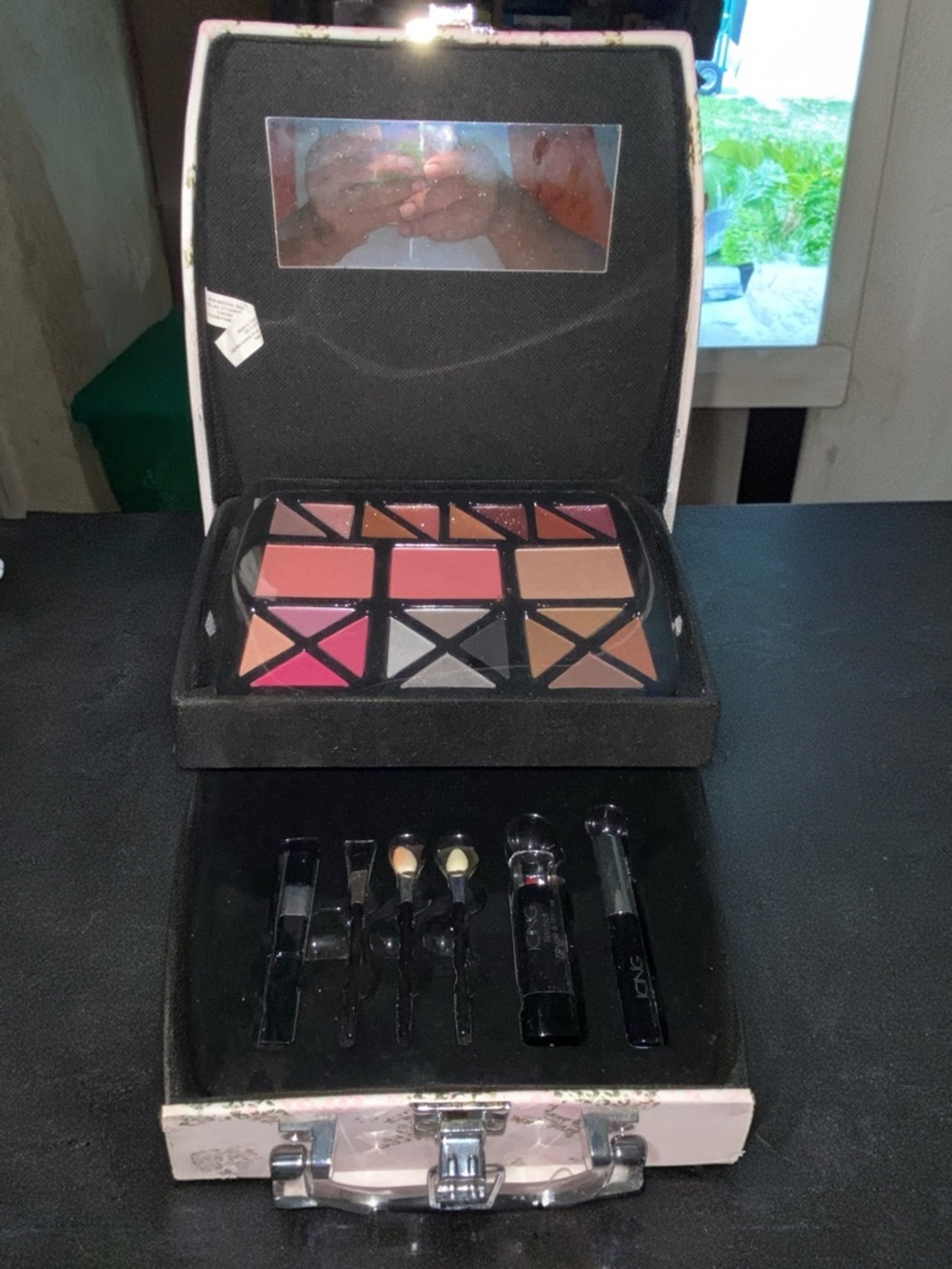 1-Icing oversized makeup Palette in various Shades carrying case